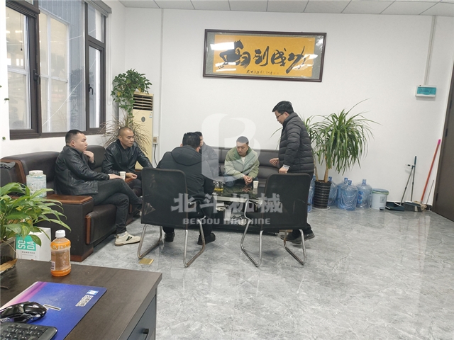 江西客戶(hù)深入考察小麥秸稈炭化爐制造現(xiàn)場(chǎng)